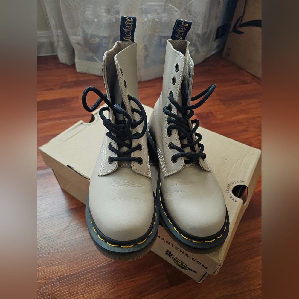Dr. Martens Cream tall boots black laces sz 5 - Picture 1 of 8